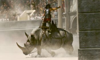 Un rinoceronte da monta in una scena de Il Gladiatore IIFonte: https://cloudfront-eu-central-1.images.arcpublishing.com/diarioas/XXS2B7LHGBCMNAT3UKW22WKARI.jpg