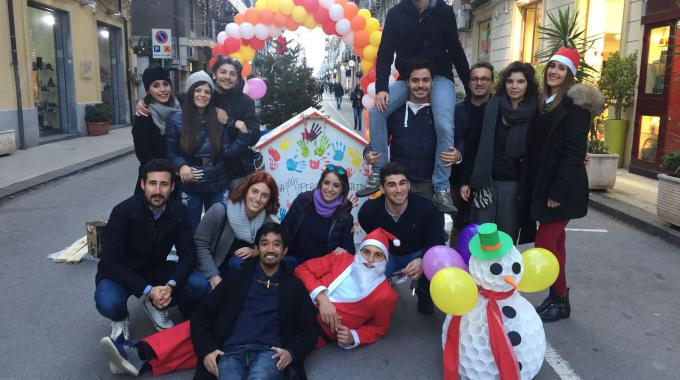 #UNAMANOPERGLIAMICISENZATETTO