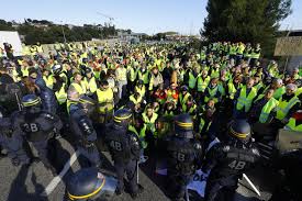 La Francia bloccata dai “gilet gialli”