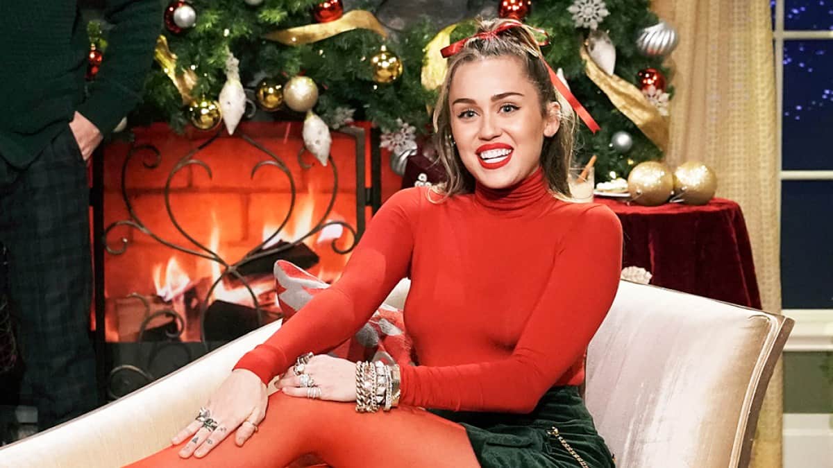 Miley Cyrus riscrive in versione femminista la canzone di Natale “Santa Baby”