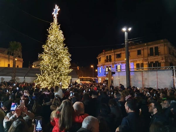 Luci ed ombre di Piazza Cairoli: chiusura pista di ghiaccio e nuova fontana