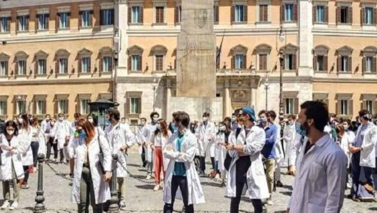 I giovani medici scendono in piazza in segno di protesta: stop al precariato e più borse di specializzazione