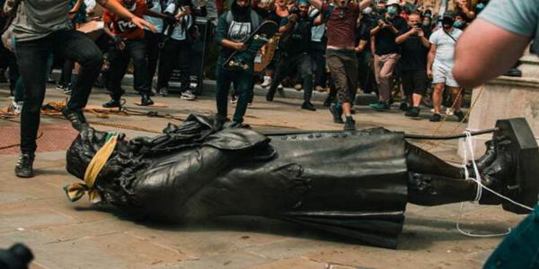 “Black Lives Matter”: manifestanti a Bristol abbattono la statua di Edward Colston