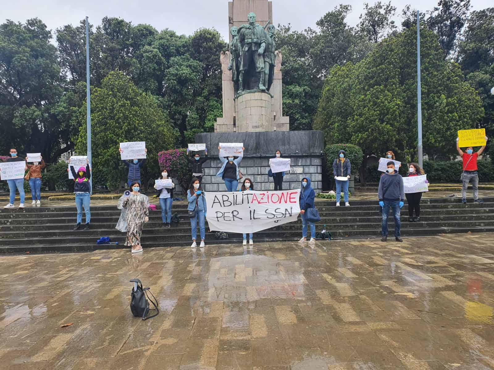 Universitari protestano a Piazza Municipio: stop all’esame di abilitazione. L’intervista alla Dott.ssa Luciana Morabito