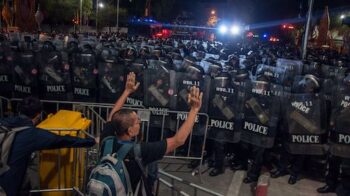 Riot police stand on guard during the demonstration. Thousands of Thai anti-government protesters move from the democracy monument to The Thai Government House in Bangkok and prepared to stay-overnight here. They demonstrated demanding the resignation of Thailand (SOPA Images / SIPA/SIPA / IPA/Fotogramma, Bangkok - 2020-10-15) p.s. la foto e' utilizzabile nel rispetto del contesto in cui e' stata scattata, e senza intento diffamatorio del decoro delle persone rappresentate