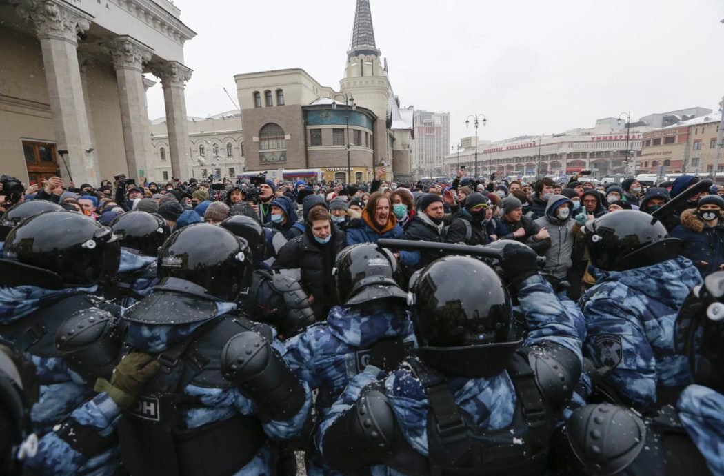 Proteste pacifiche in Russia per la scarcerazione di Navalny, migliaia in manette. USA e UE: “è violazione dei diritti umani”