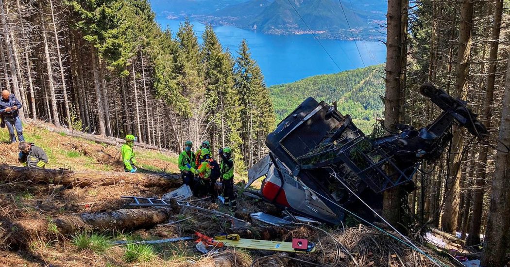 Tragedia della funivia Stresa-Mottarone: precipita una cabina con 15 persone. “I cavi dovevano durare otto anni”