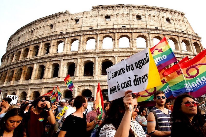 Giornata contro l’omofobia, la bifobia e la transfobia. L’Italia agli ultimi posti per la Rainbow Map