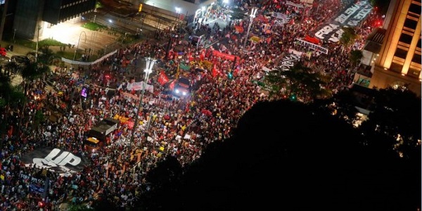 Brasile, manifestanti in 200 piazze chiedono l’impeachment del presidente Bolsonaro per la sua “catastrofica gestione della pandemia”