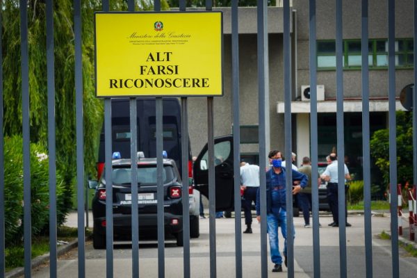 Violenze in carcere, il video del pestaggio dei detenuti. 52 agenti sottoposti a provvedimenti cautelari