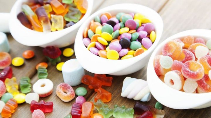 Biossido di titanio: EFSA lancia l’allerta per l’additivo presente in chewing-gum e dentifrici