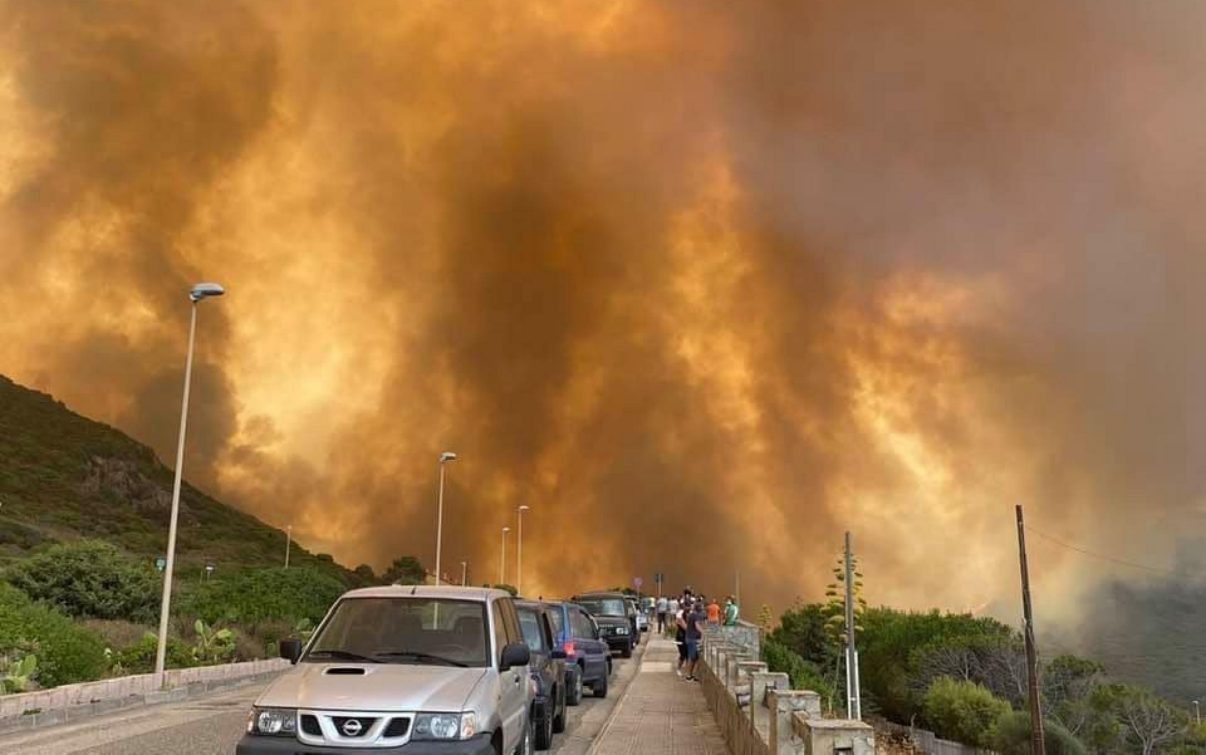 La Sardegna brucia: fiamme che hanno corso per 50 chilometri