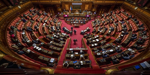 Dalle prossime Politiche, i 18enni potranno votare per eleggere i senatori: arriva l’ok definitivo alla riforma