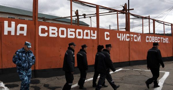 Russia, la denuncia dell’ONG: diffuse foto di torture e stupri nelle carceri russe