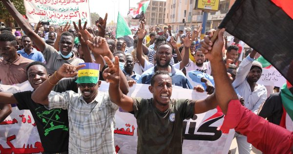 Colpo di Stato in Sudan: l’esercito arresta il primo ministro e spara alla folla