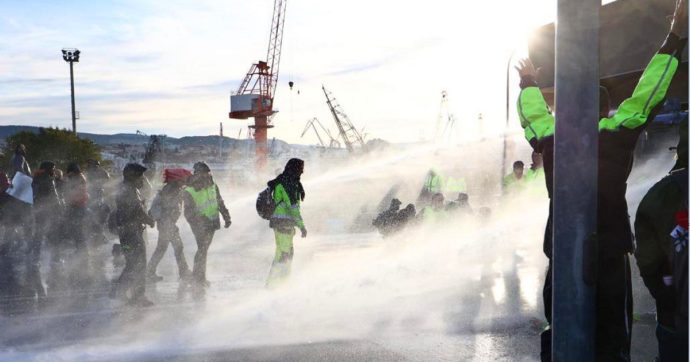 Obbligo di Green pass sul posto di lavoro: si accende la protesta nel porto di Trieste