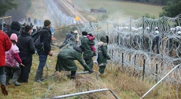 Migliaia di persone al confine polacco-bielorusso: a rischio stabilità UE