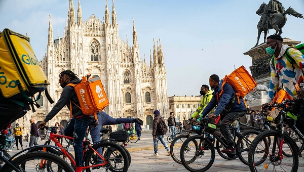 Svolta per i diritti dei rider: il “Pacchetto lavoro” pensato in Commissione Europea