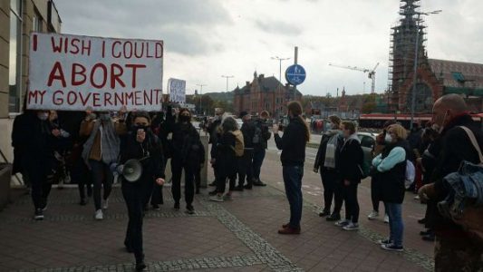 Polonia, nuove proteste sulla legge contro l’aborto. ONG e manifestanti scendono in piazza