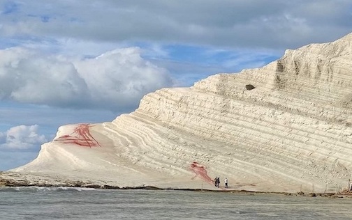 Scala dei Turchi, volontari ripuliscono la scogliera dalle macchie rosse. Il Procuratore di Agrigento: “Grazie a la meglio gioventù”