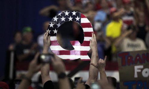 Possibile svolta negli Stati Uniti per il caso QAnon: scoperta l’identità dei fondatori