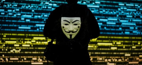 Anonymous: il movimento di hacker pronto alla guerra informatica contro Putin