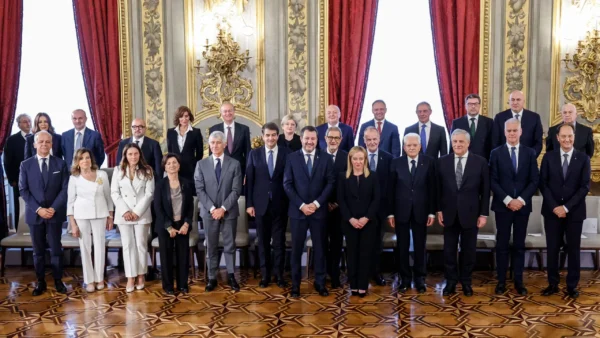 Inizia il governo di Giorgia Meloni: la prima premier donna alla guida del centrodestra e dell’Italia