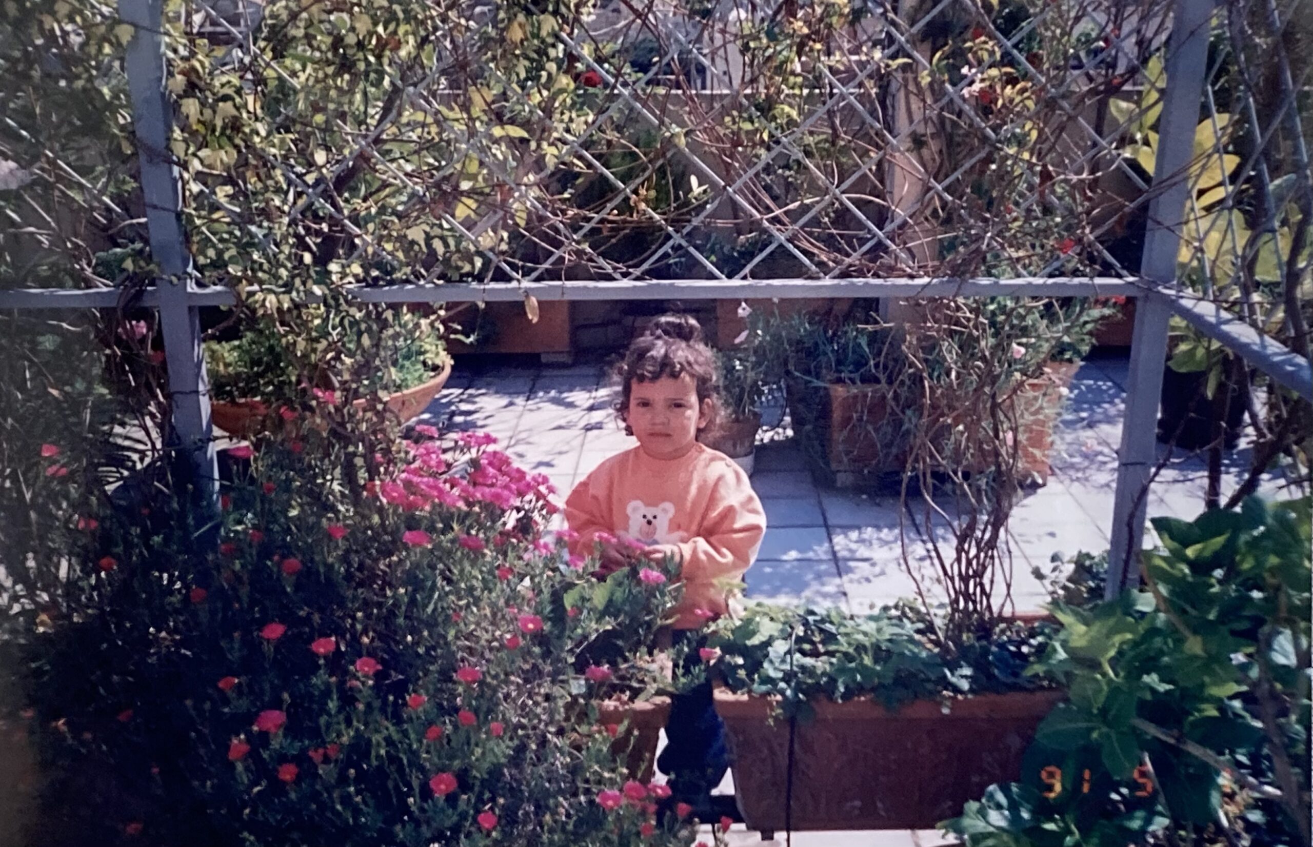 Dall’album dei ricordi, Valentina da piccola tra i fiori della madre