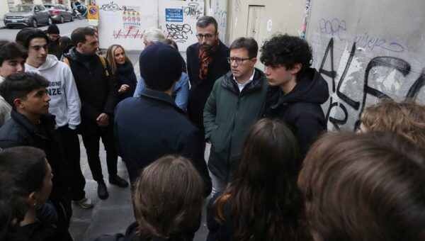 Firenze, estremisti di destra aggrediscono due studenti davanti scuola