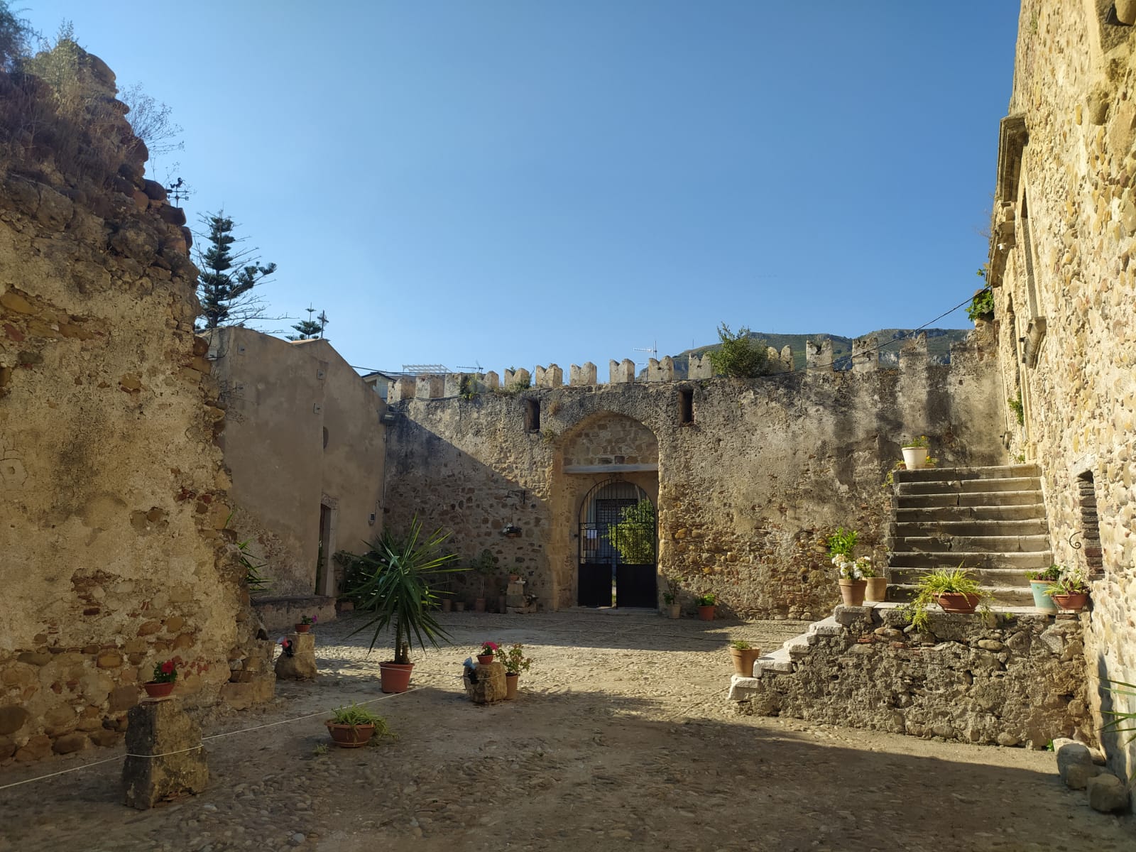 Baglio antico Castello Larcàn - Gravina - Chiesa San Giuseppe alla Torre. © Enrico Caiola