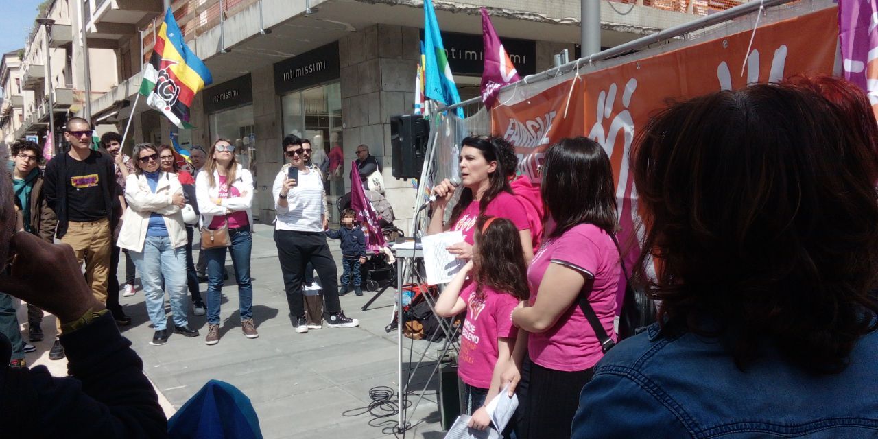 Egle doria che parla alla manifestazione famiglie arcobaleno 