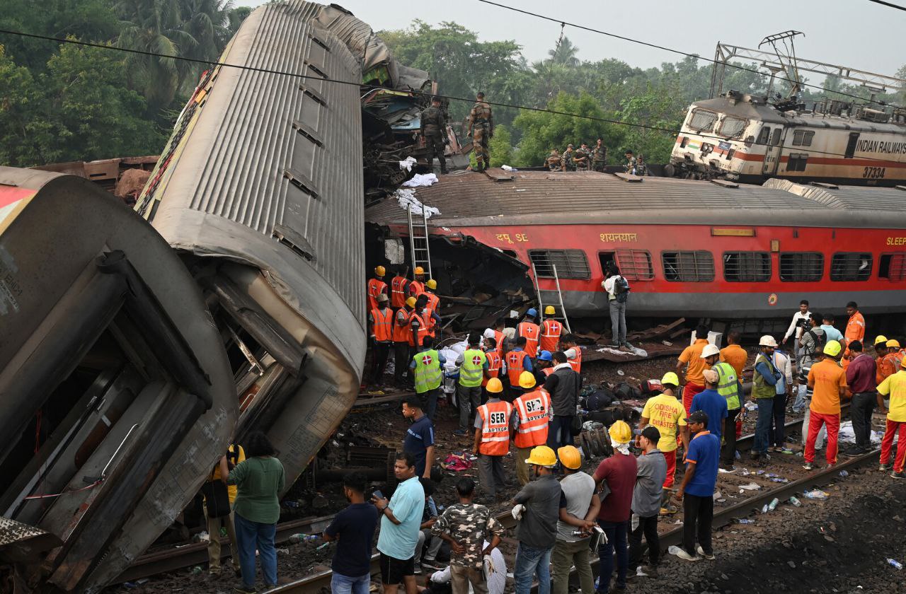 India: catastrofe ferroviaria. Deraglia un treno, centinaia i morti e feriti