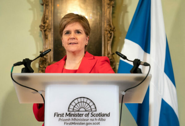 Nicola Sturgeon sotto arresto, l’ex primo ministro scozzese è accusata di corruzione