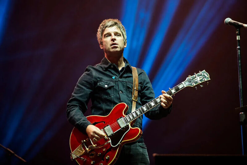 Noel Gallagher mostra se stesso in “Council Skies”