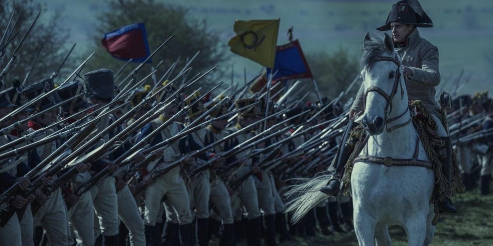 Napoleone incita la sua Grande Armata in una scena del film