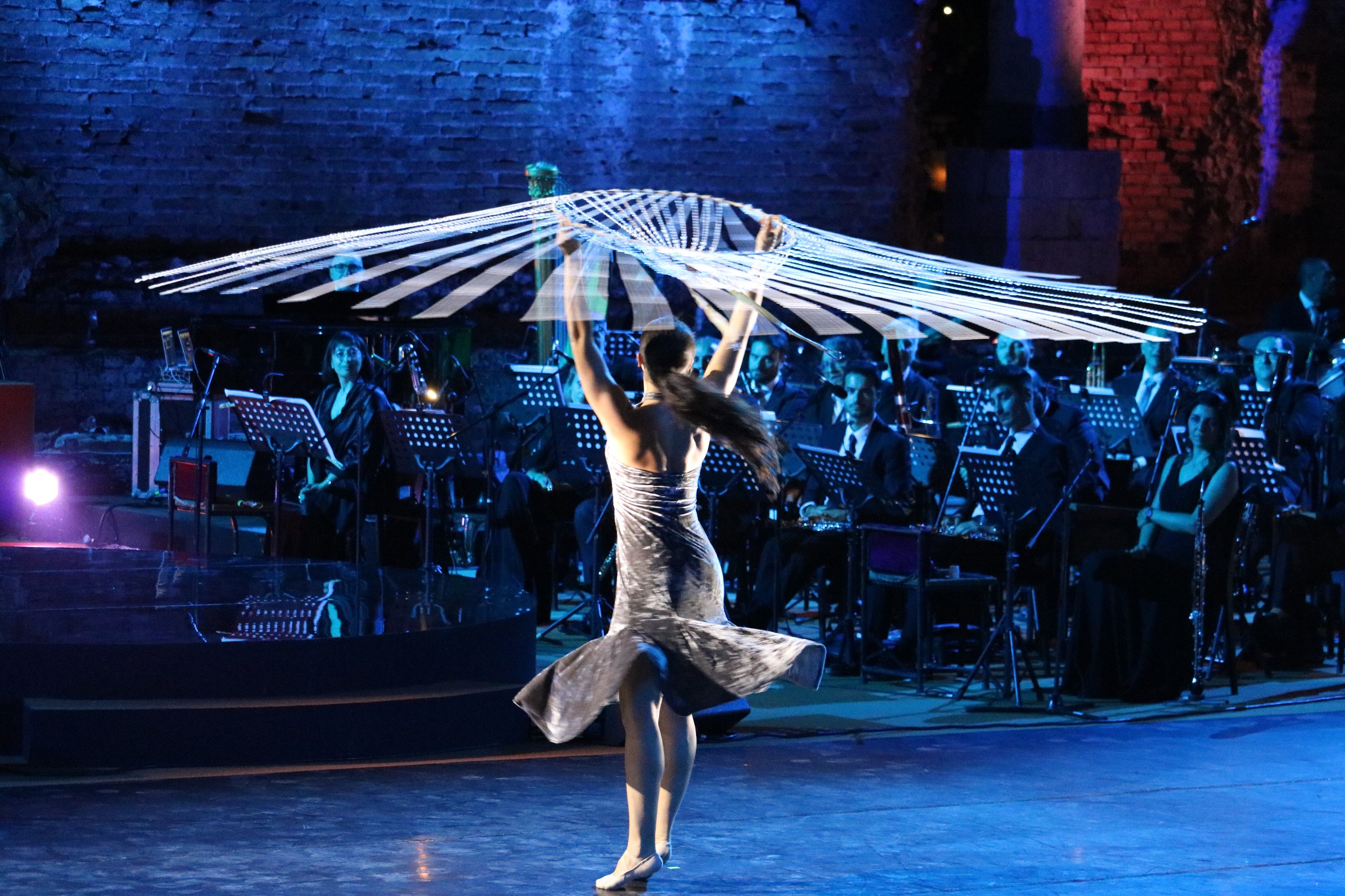 Coreografia svolta da una delle ballerine del corpo di ballo dei Momix 