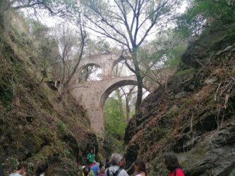 Ponte in pietra situato nella Contrada Bettaci 