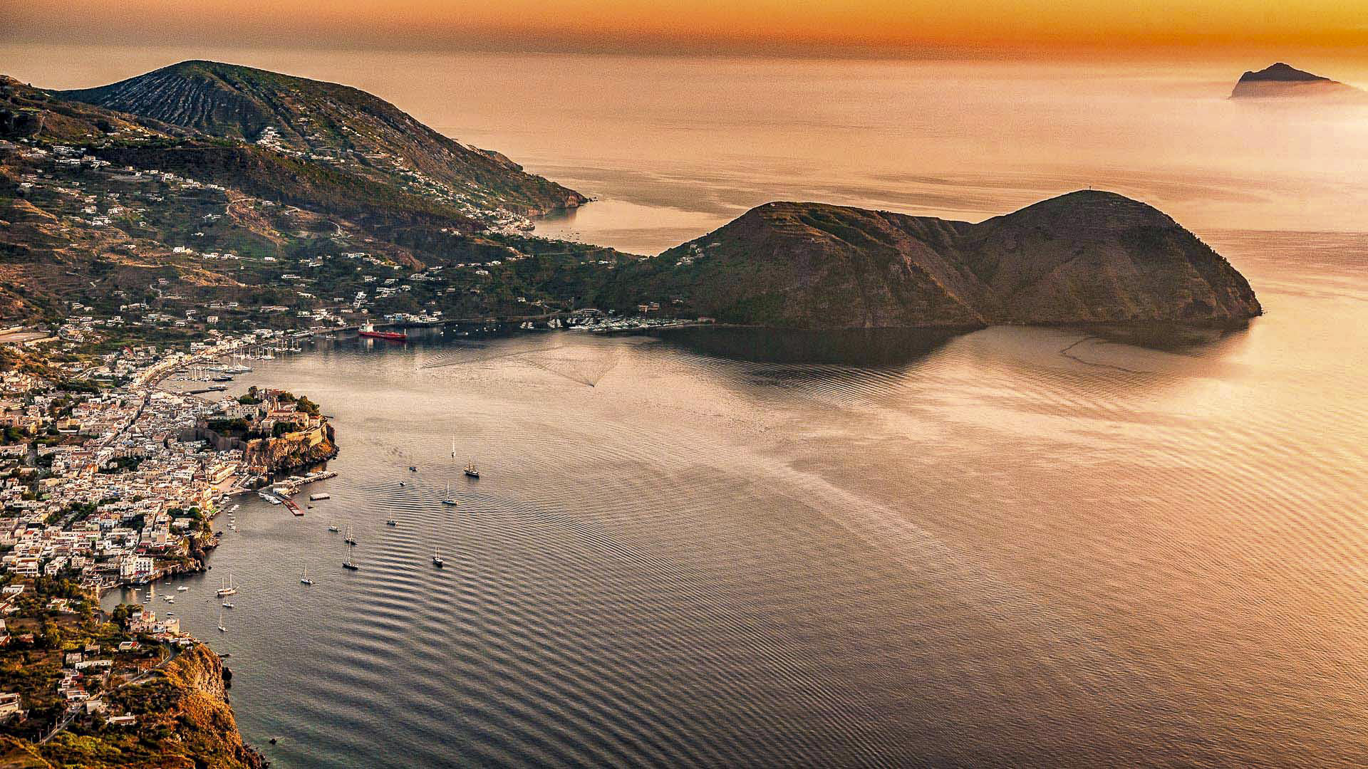 Lipari, Isole Eolie Fonte: https://101-zone.com/wp-content/uploads/2021/09/alba-lipari-isole-eolie.jpg