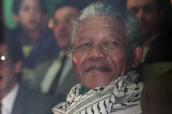 Nelson Mandela con la kefiah in segno di solidarietà al popolo palestineseFonte: https://www.aljazeera.com/wp-content/uploads/2023/12/afp.com-20060304-PH-PAR-ARP1559147-highres-1701775047-e1701777815420.jpg?resize=770%2C513&quality=80