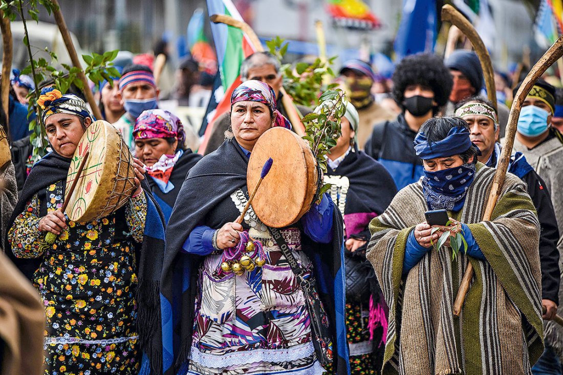 Mapuche Fonte: https://dfmas.df.cl/df-mas/por-dentro/crecen-a-siete-los-grupos-radicales-mapuches-que-se-disputan-la