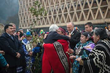 Presidente cileno presenzia a rituale religioso Mapuche 