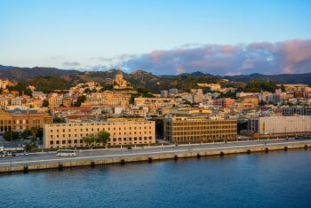 Porto di MessinaFonte: https://pixabay.com/it/photos/sicilia-porto-mattina-mare-italia-2019369/