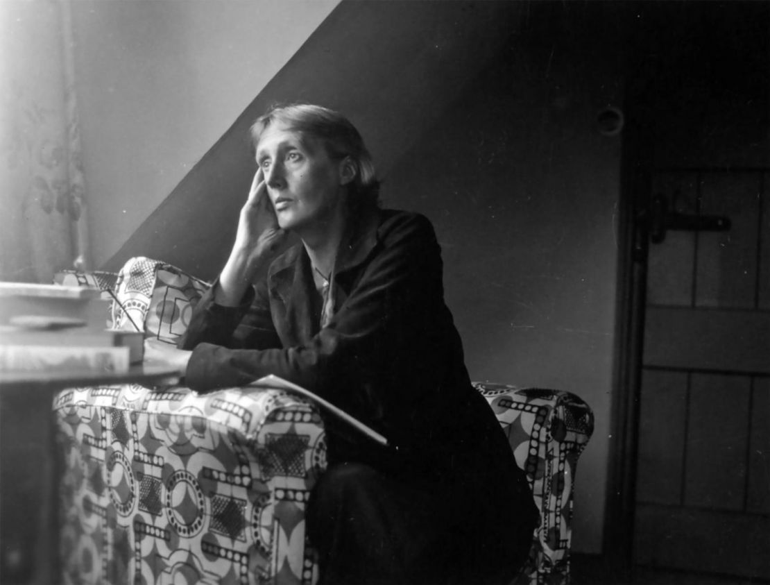 Virginia Woolf Fonte: https://images2-wpc.corriereobjects.it/4EQEnLx5DANOVUokXcOmxUX4ZhU=/fit-in/1110x843/filters:format(avif):quality(60)/style.corriere.it/assets/uploads/2021/03/virginia-woolf.jpg