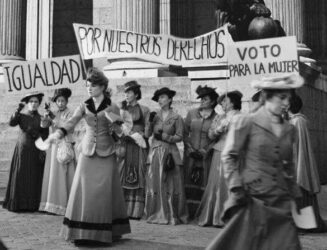 Le suffragette manifestano davanti al Congresso dei Deputati chiedendo il voto femminile
Fonte: https://althistory.fandom.com/es/wiki/Época_Alfonsina_(Utopía_Española)