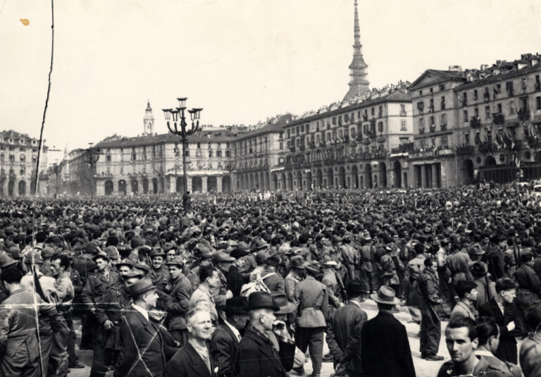 Liberazione Torino Fonte: https://www.google.com/url?sa=i&url=https%3A%2F%2Fit.m.wikipedia.org%2Fwiki%2FFile%3A6_maggio_1945_liberazione_torino.jpg&psig=AOvVaw2titpvT_N_f_kwLc3cbXlD&ust=1745581809779000&source=images&cd=vfe&opi=89978449&ved=0CBQQjRxqFwoTCKi7_I_N8IwDFQAAAAAdAAAAABAE