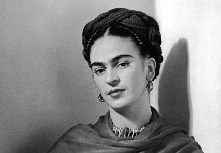 Frida Kahlo. https://kuadros.com/cdn/shop/articles/6d84fef20e20ab2a1343f8b9ac172f02.jpg?v=1616860839