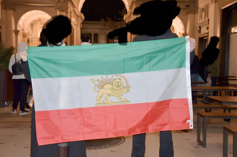 2 studenti che reggono la bandiera, hanno chiesto l'anonimato