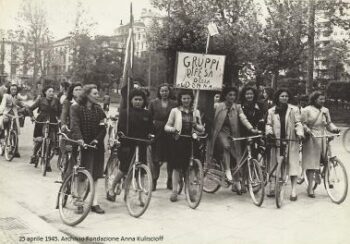 Gruppi di difesa della donna. Fonte: https://unionefemminile.it/wp-content/uploads/2020/01/gruppi-di-difesa-della-donna-25-aprile-1945.jpg