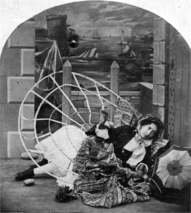 1858, una donna con la crinolina