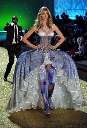 Abito con crinolina, Victoria's Secret, novembre 2010 New York